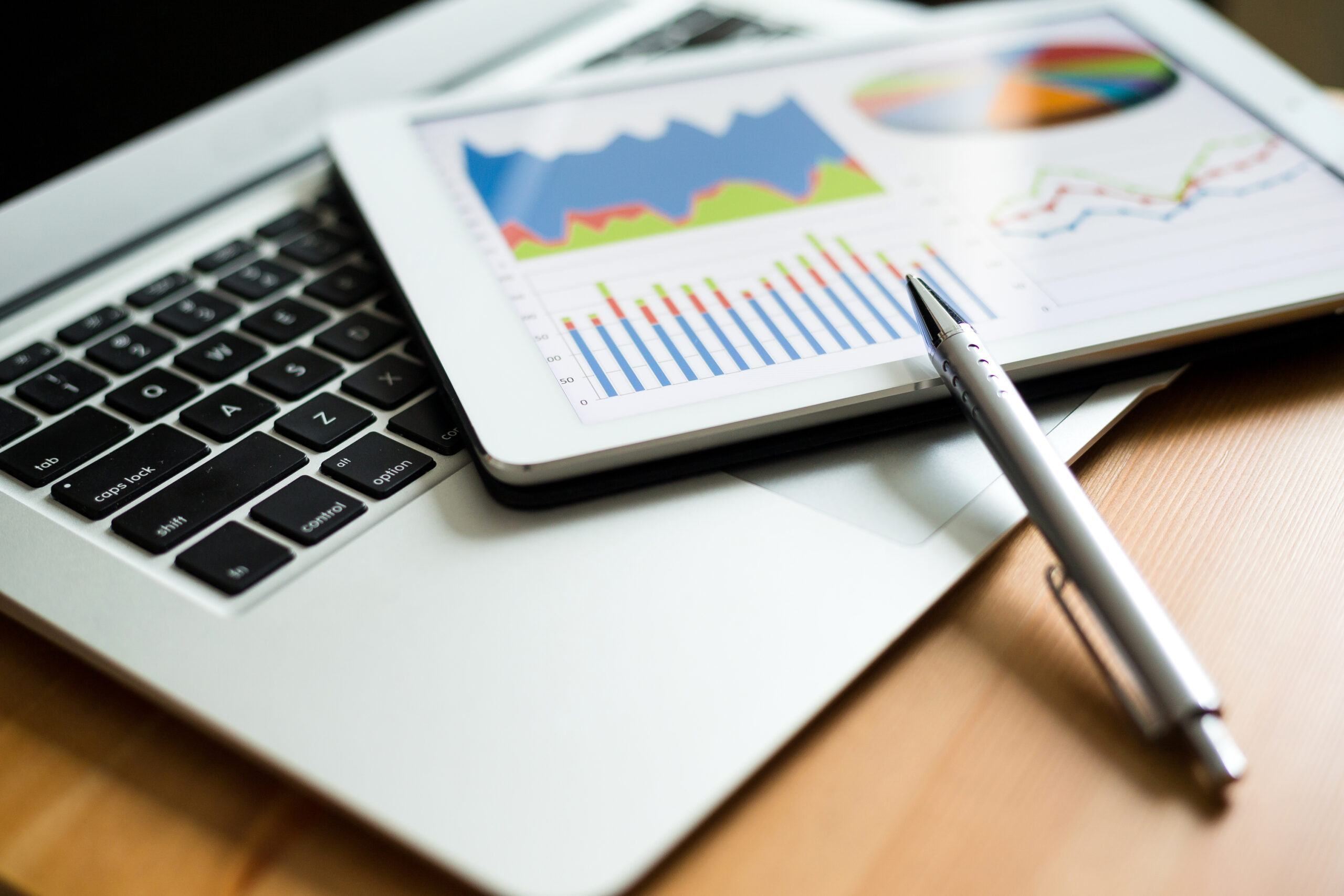 Bedrijfs analytic met laptop onder